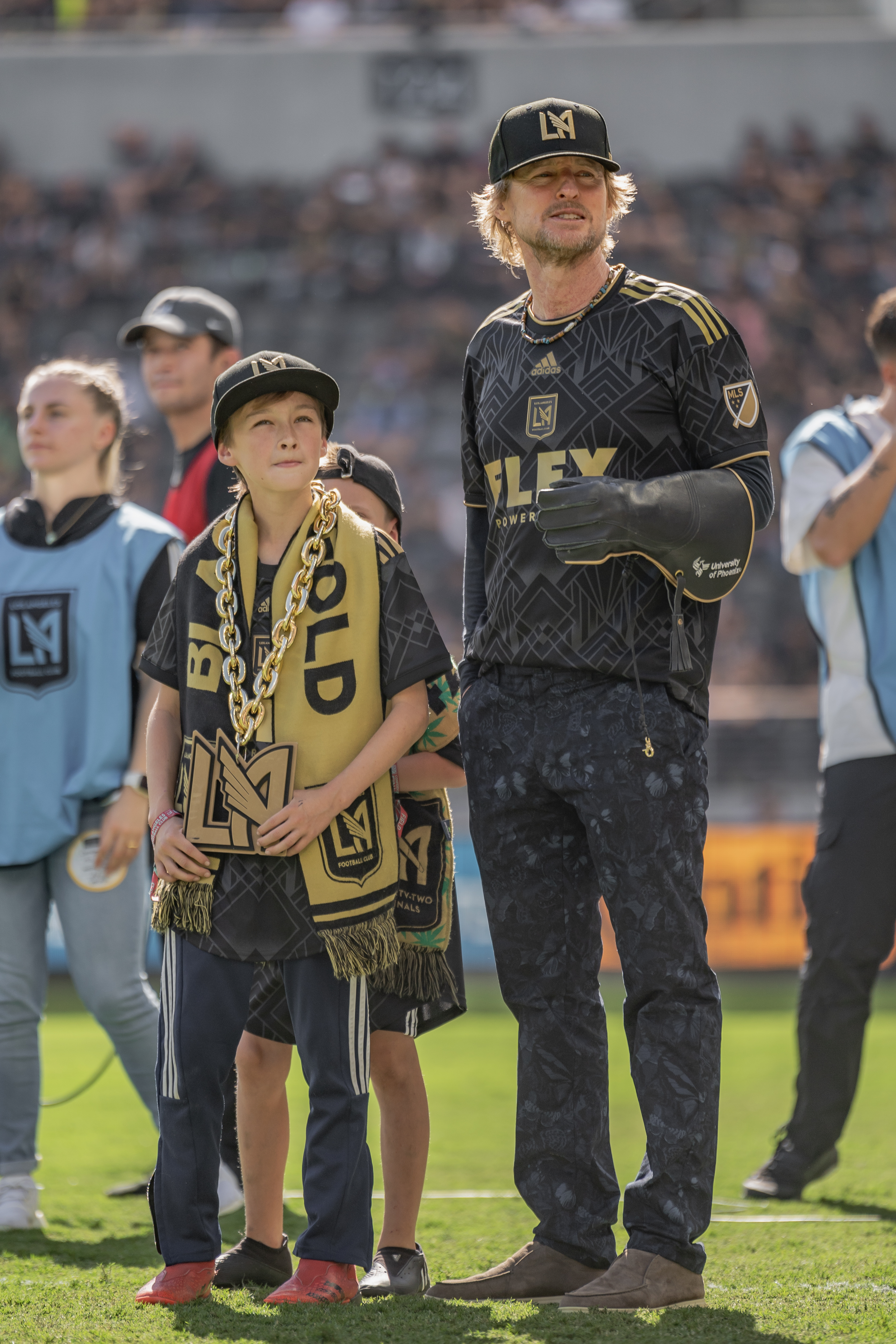 Owen Wilson and his son Ford watch a falcon fly during a game between Austin FC and Los Angeles FC at Banc of California Stadium on October 29, 2022, in Los Angeles, California. | Source: Getty Images