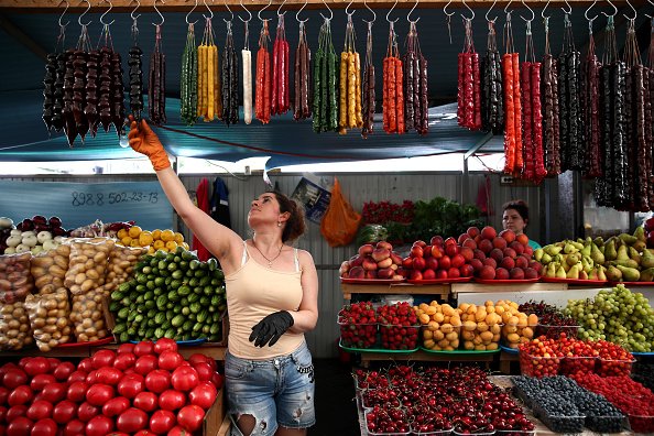 Une femme vend des fruits et des légumes dans un marché de la rue Yanusa Fabritsiusa. |Photo : Getty Images.