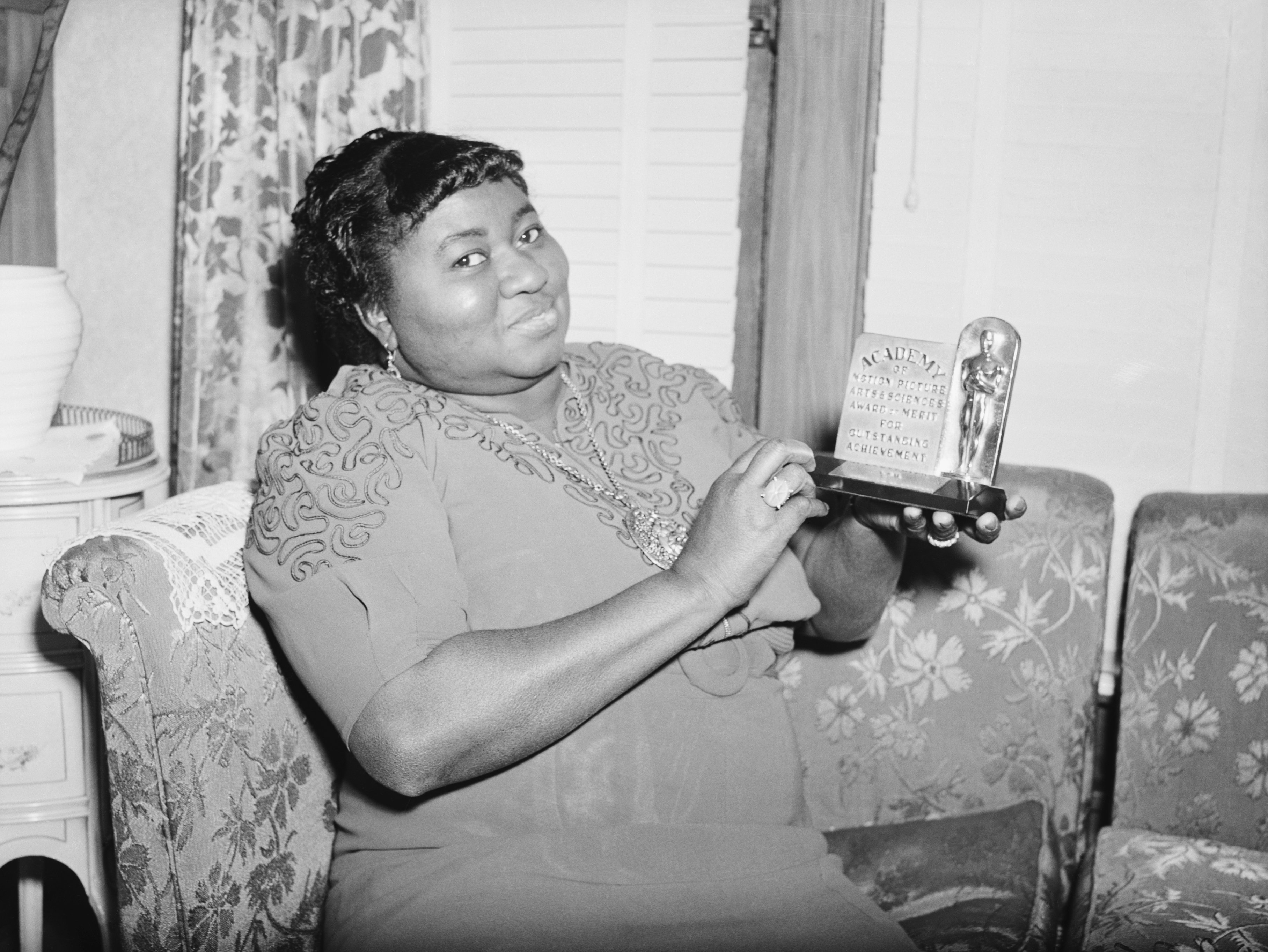 Hattie Mc Daniel with the statuette she received for her portrayal in "Gone With The Wind" at the 12th annual Academy Awards ceremony | Source: Getty Images