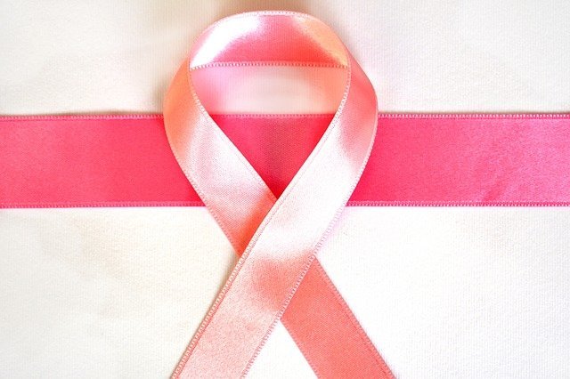 Lazo rosado representativo del cáncer de seno.| Imagen: Pixabay