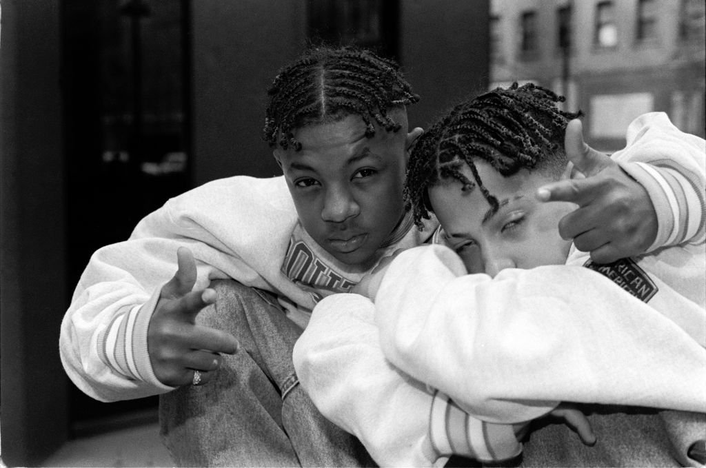  Rap group Kris Kross (aka Chris "Mac Daddy" Kelly and Chris "Daddy Mac" Smith) in a portrait taken on February 24, 1992. | Photo: Getty Images