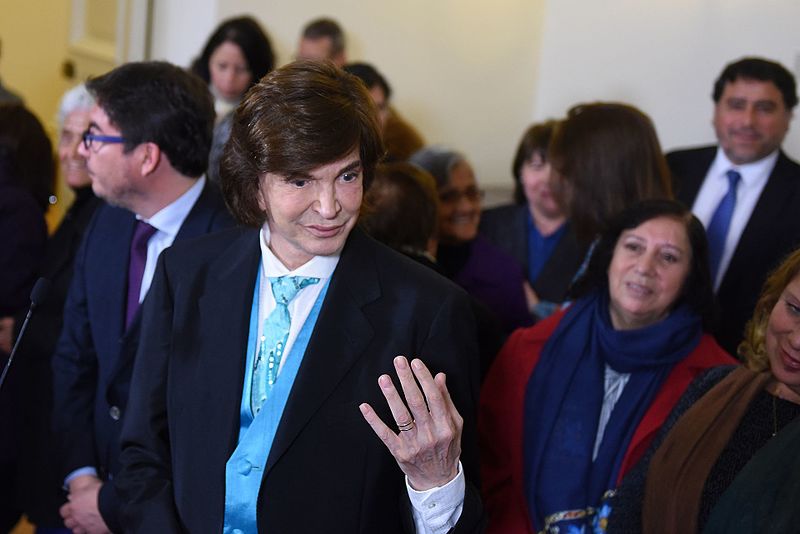 Ministra Paula Narváez junto a ministro Marcos Barraza reciben al cantante español Camilo Sesto en 12 mayo de 2017. | Foto: Wikimedia Commons Ministra Paula Narváez junto a ministro Marcos Barraza reciben al cantante español Camilo Sesto en 12 mayo de 2017. | Foto: Wikimedia Commons