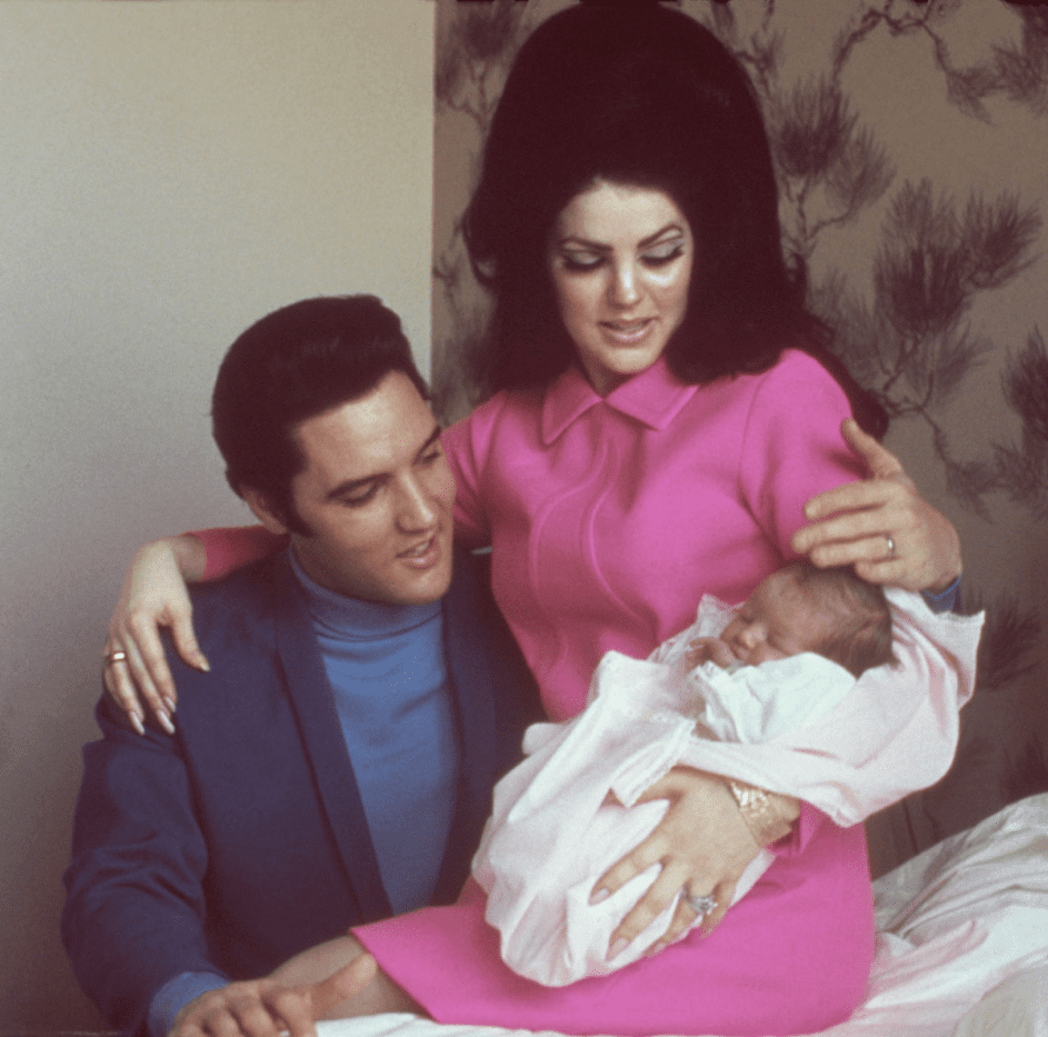 Elvis Presley, Priscilla und Lisa Marie in 1968. | Quelle: Getty Images