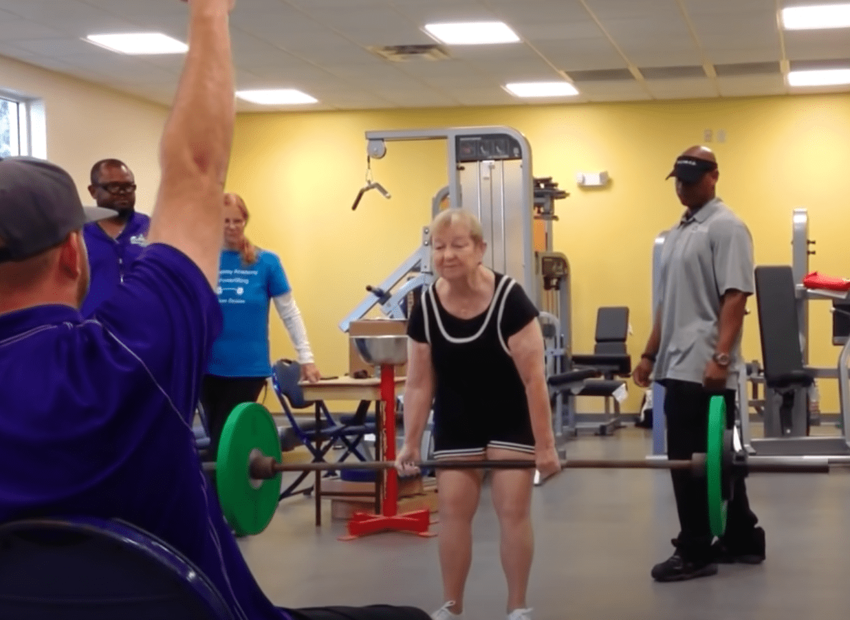 Woman who is 100 lifts bars and is honored as a record holder for powerlifting | Photo: Youtube/Guinness World Records