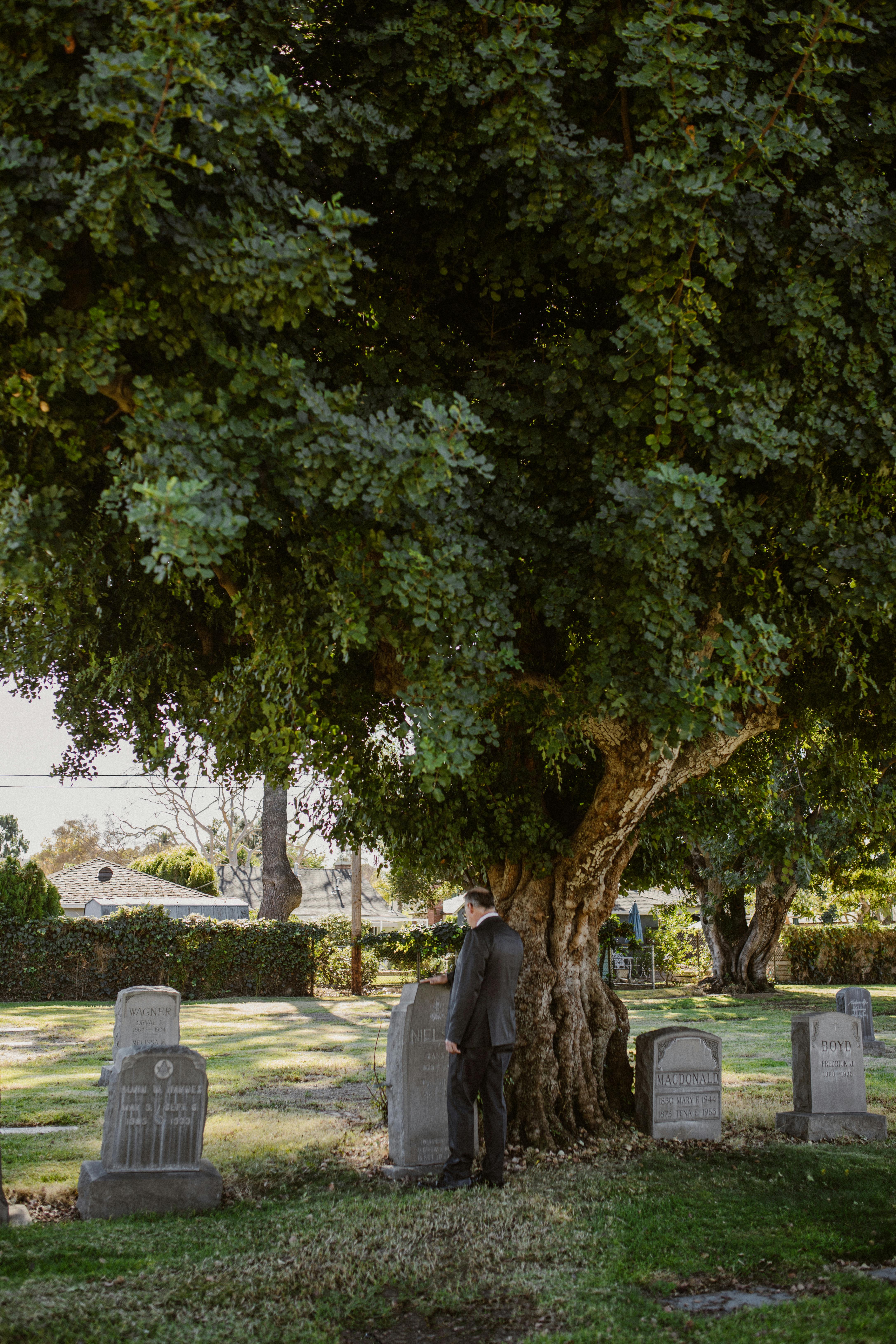 A man by a grave | Source: Pexels