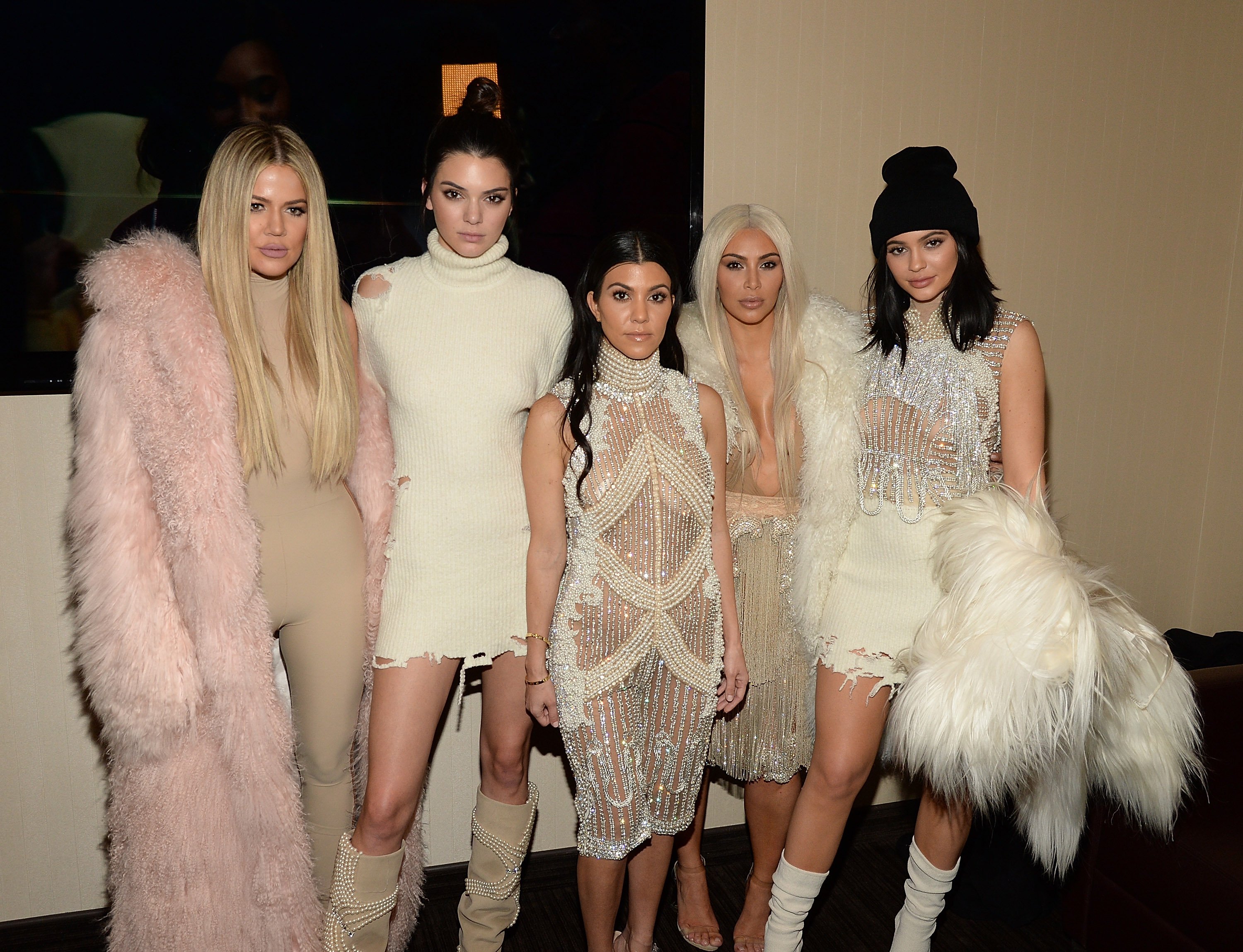 Khloe Kardashian, Kendall Jenner, Kourtney Kardashian, Kim Kardashian West y Kylie Jenner asisten a la Temporada 3 de Kanye West Yeezy en el Madison Square Garden el 11 de febrero de 2016 en la ciudad de Nueva York. | Foto: Getty Images Khloe Kardashian, Kendall Jenner, Kourtney Kardashian, Kim Kardashian West y Kylie Jenner asisten a la Temporada 3 de Kanye West Yeezy en el Madison Square Garden el 11 de febrero de 2016 en la ciudad de Nueva York. | Foto: Getty Images