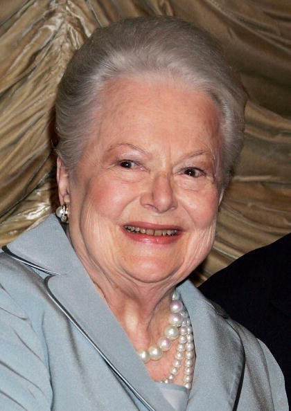  Screen legend Olivia de Havilland appears on stage prior to the screening of "The Heiress", in which she won the Academy Award for Best Actress in 1949, at the Los Angeles County Museum of Art's Bing Theater on June 18, 2006 in Los Angeles, California | Photo: Getty Images