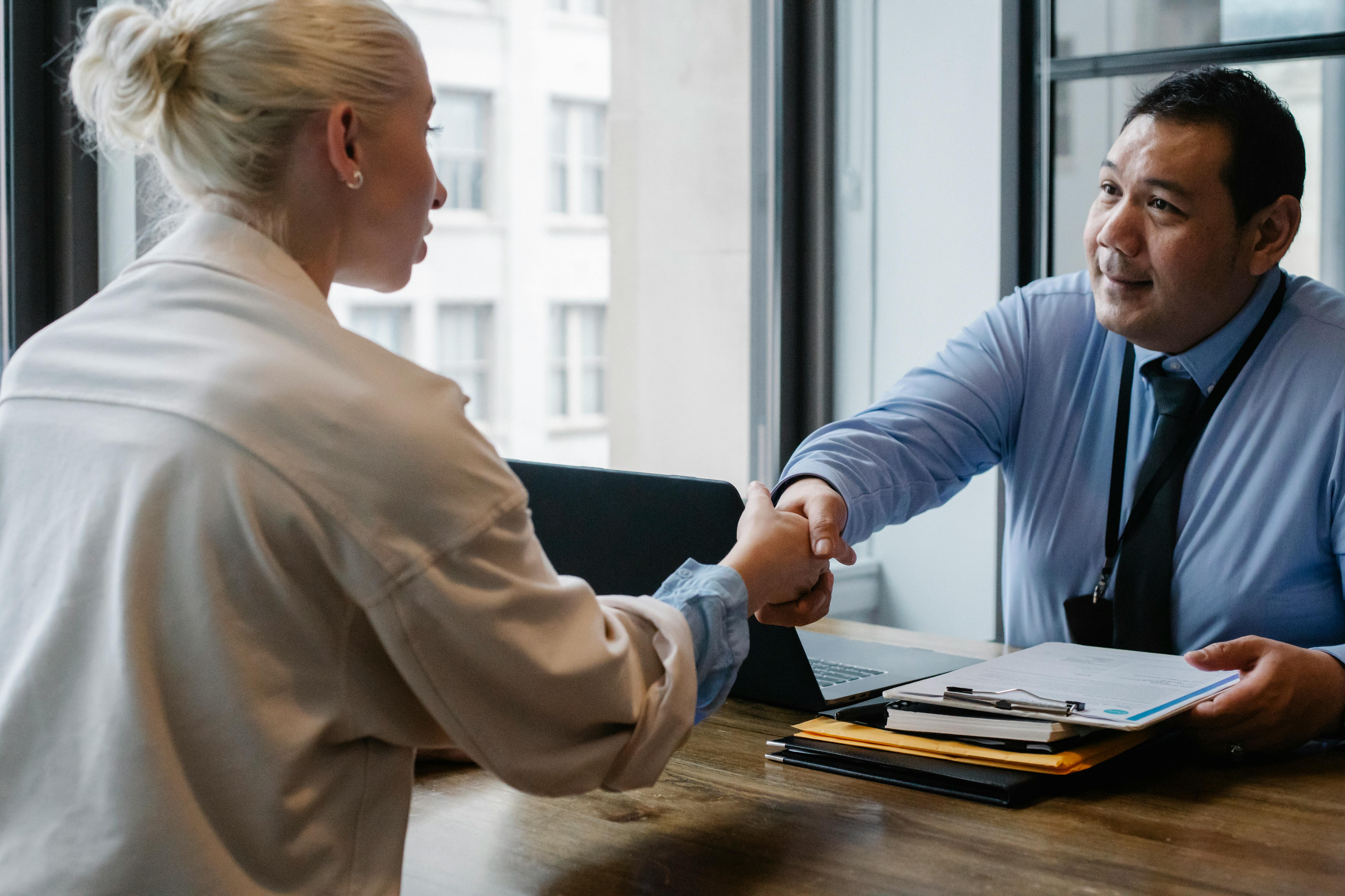 A boss shakes hands | Source: Pexels