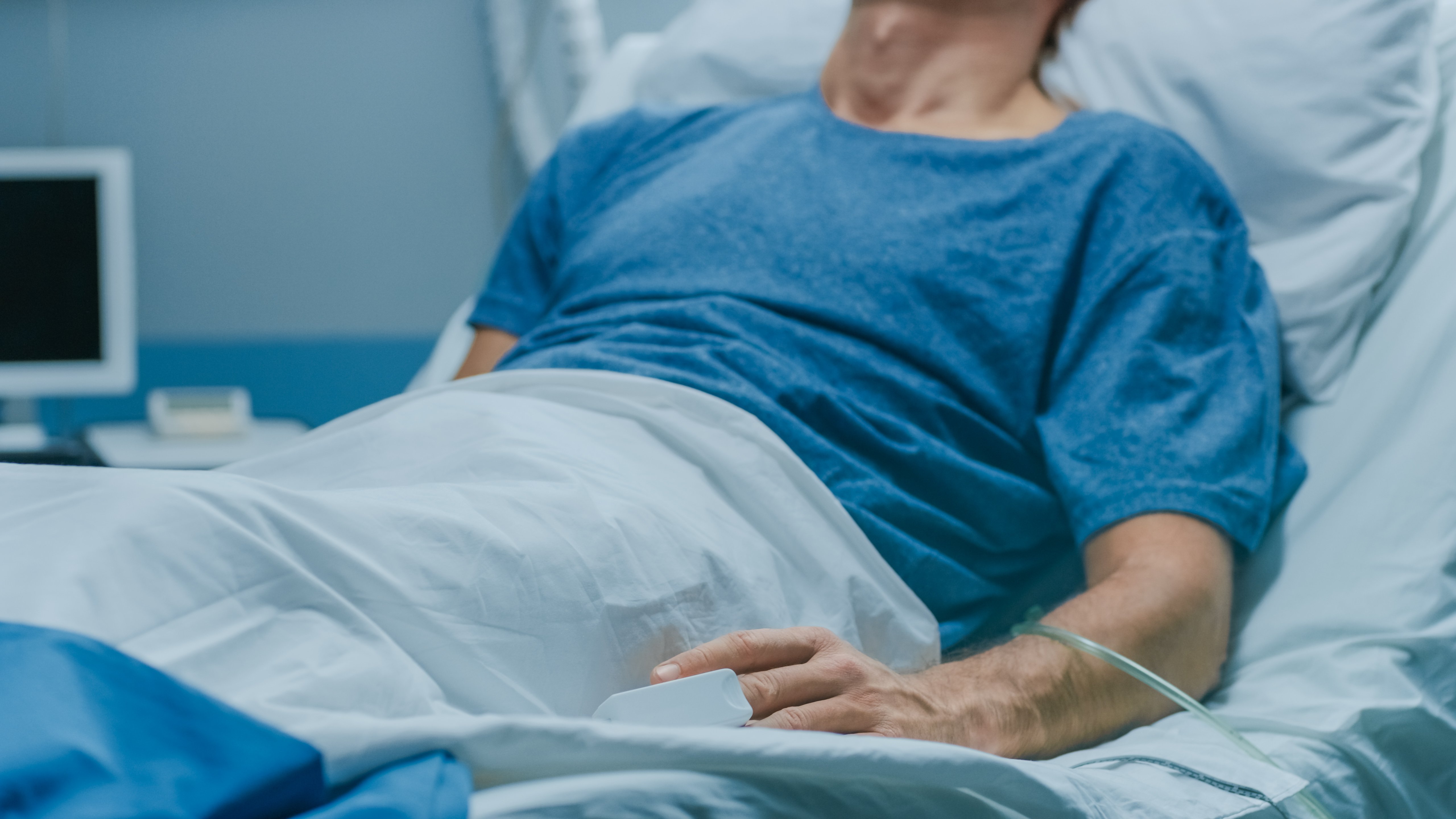 Im Krankenhaus, älterer Patient im Bett liegend | Quelle: Shutterstock