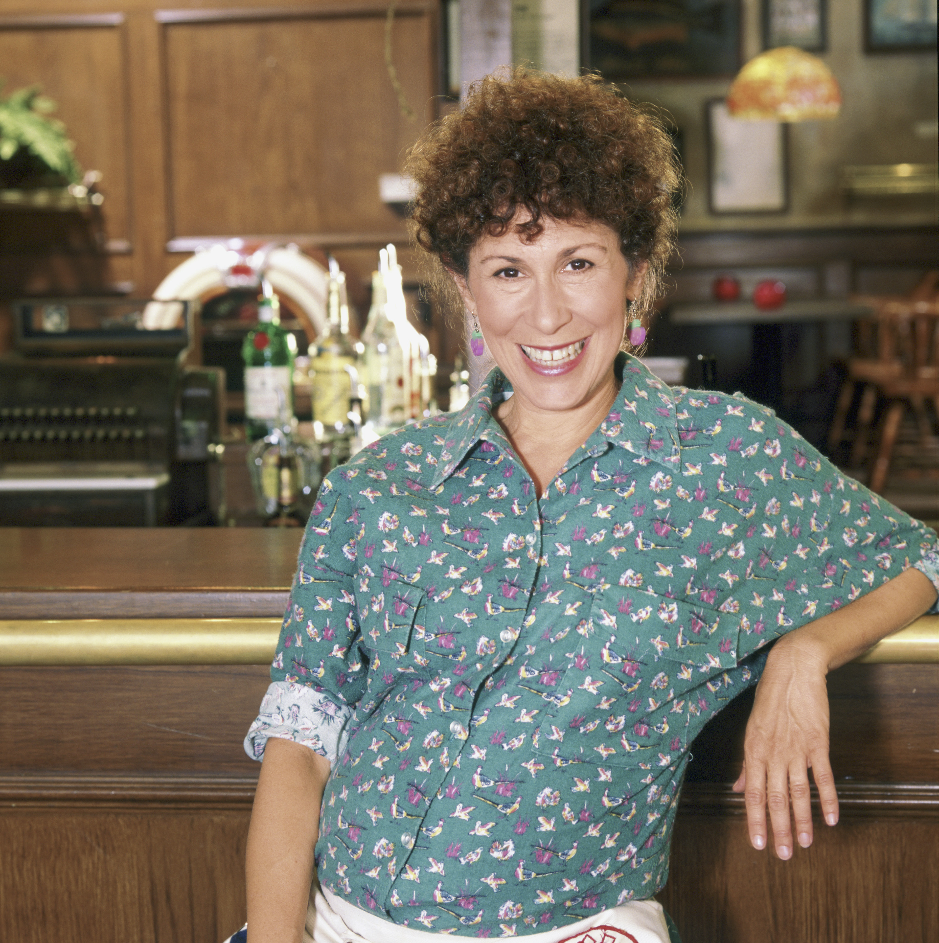 Rhea Perlman as Carla Tortelli in the sitcom "Cheers" in 1990 | Source: Getty Images