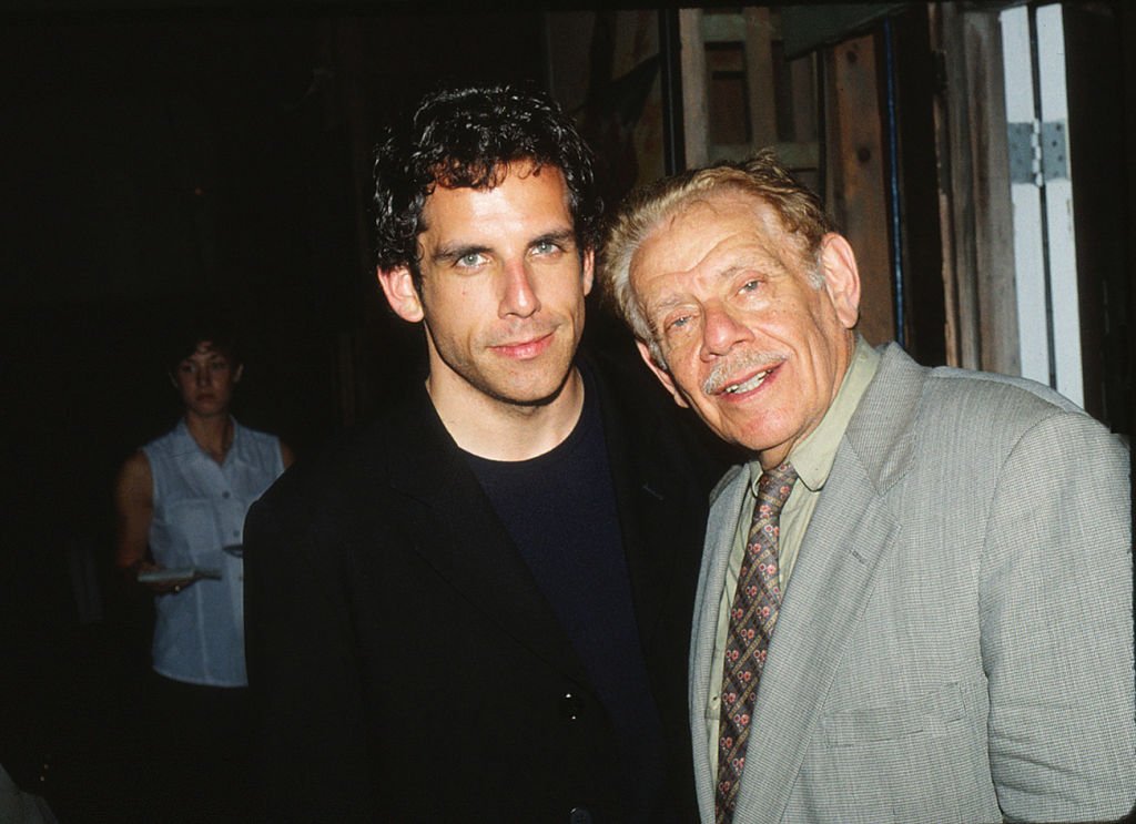 Ben Stiller und sein Vater, Jerry Stiller, nehmen an der von NBC veranstalteten Party im Sconset Playhouse am 19. Juni 1998 in Massachusetts teil | Quelle: Getty Images