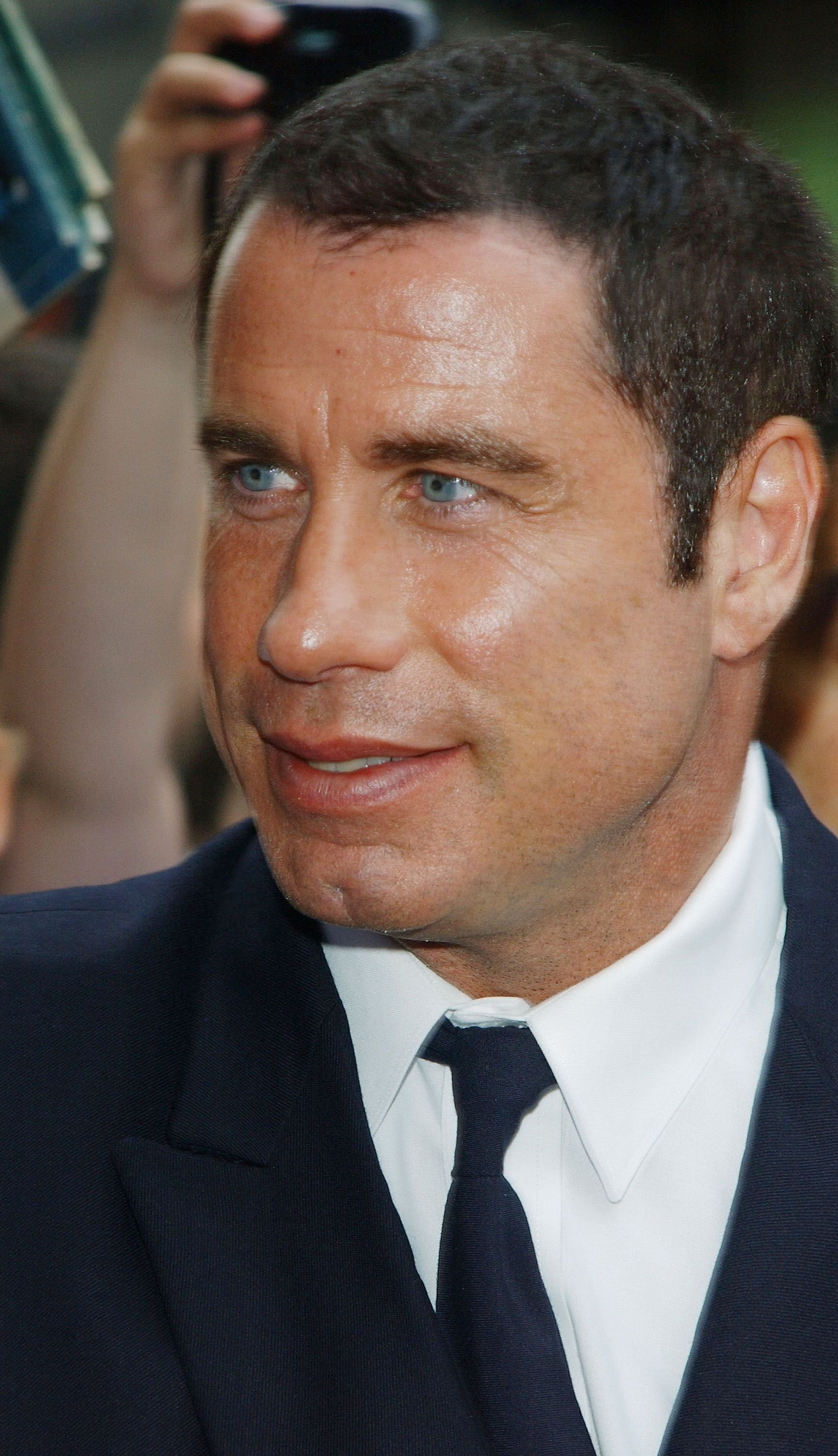 John Travolta kommt im Ed Sullivan Theater für eine Aufzeichnung der David Letterman Show an. | Quelle: Getty Images