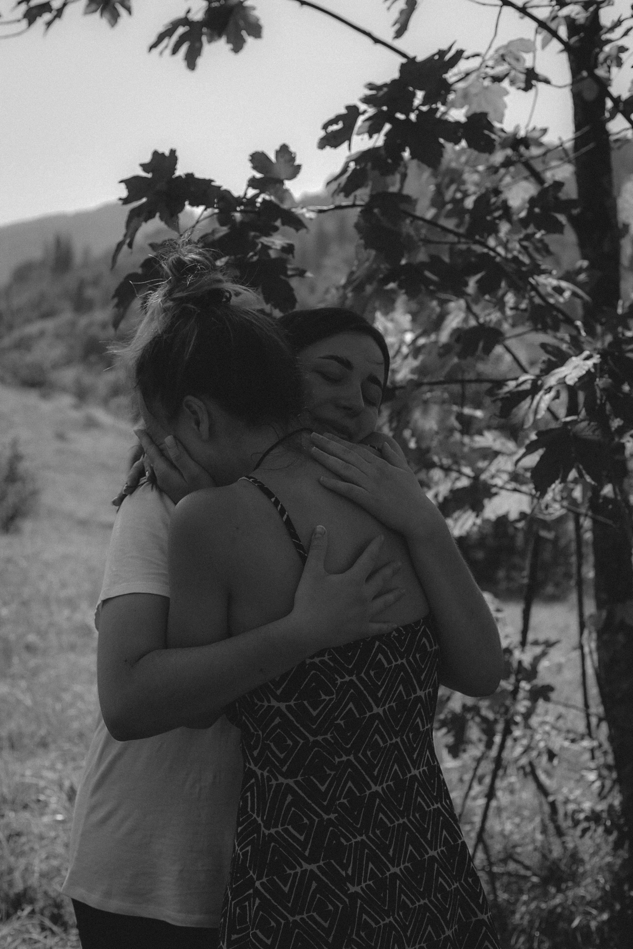 Two sisters hugging | Source: Pexels