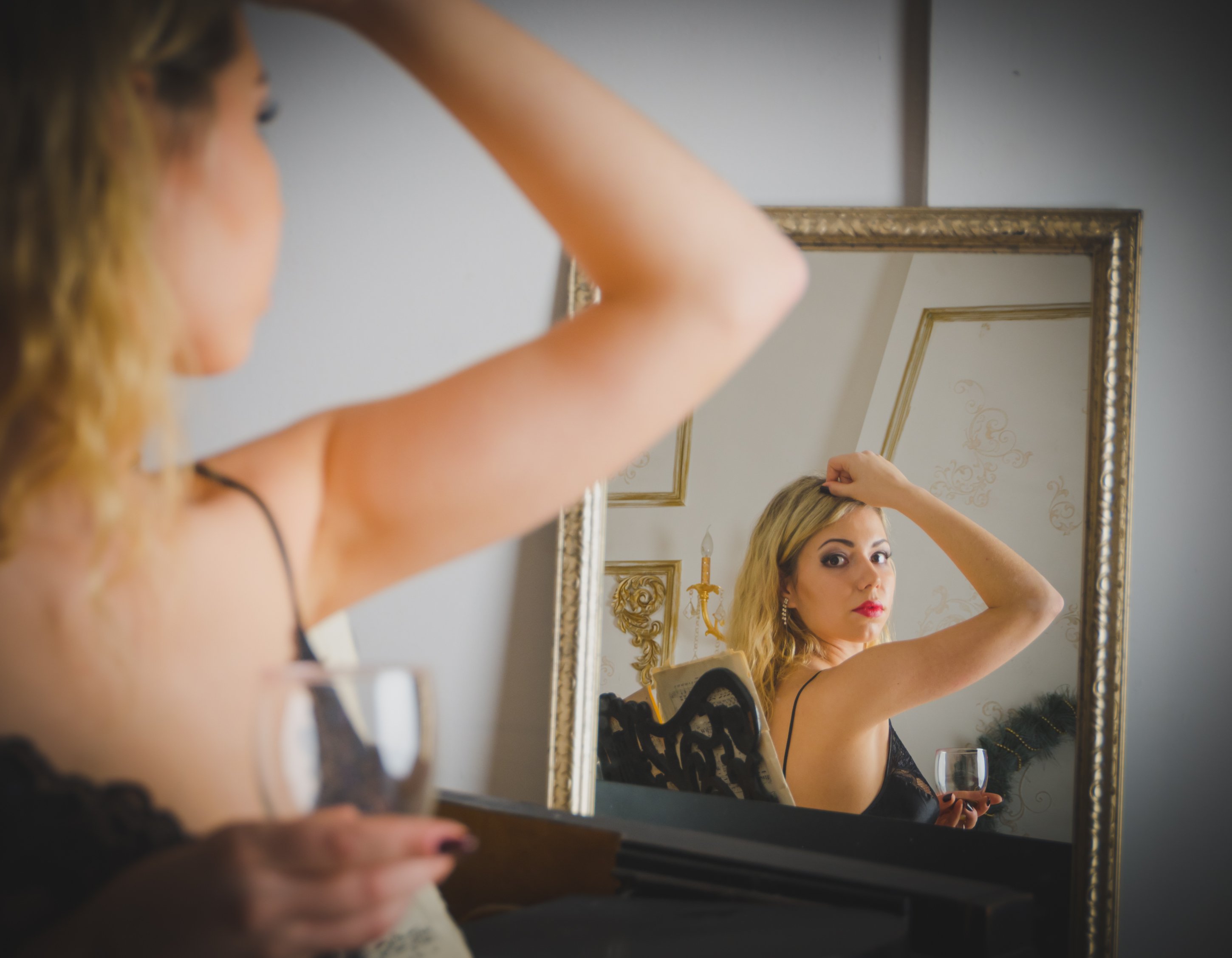 Mujer viéndose en el espejo. | Foto: Shutterstock