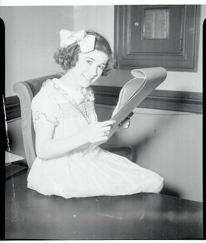 Edithe Fellows looks over her contract with Columbia Studios on August 02, 1935 | Photo: Getty Images