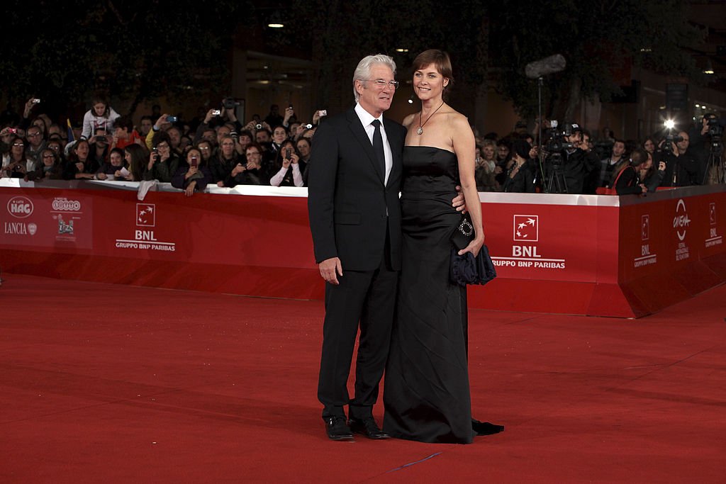 Schauspieler Richard Gere (L) und Carey Lowell gehen auf der Abschlussfeier des Roten Teppichs während des 6. Internationalen Filmfestivals in Rom am 4. November 2011 in Rom, Italien. (Foto von Elisabetta Villa) | Quelle: Getty Images