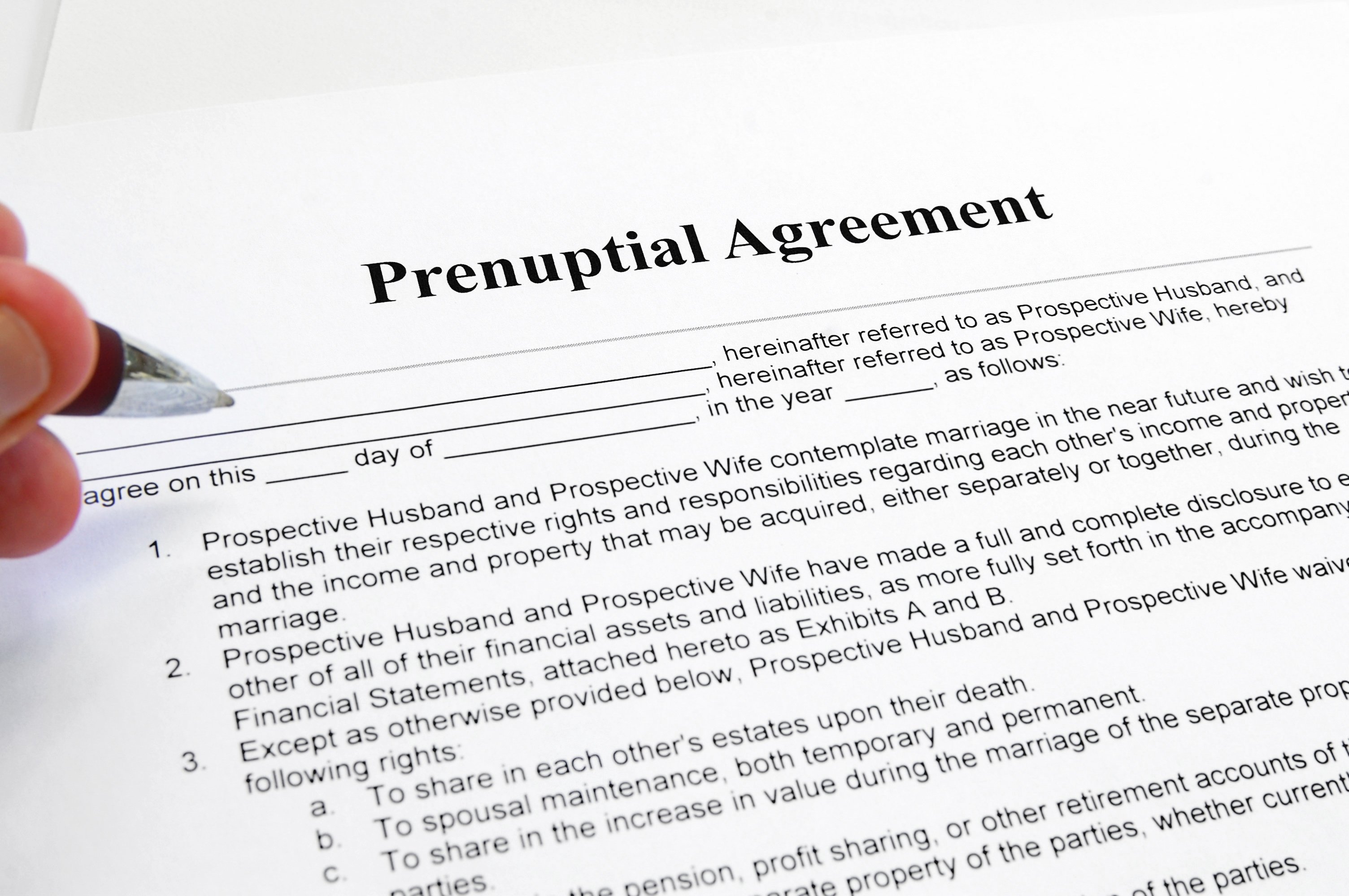 Firmando un acuerdo prenupcial. | Foto: Shutterstock Firmando un acuerdo prenupcial. | Foto: Shutterstock