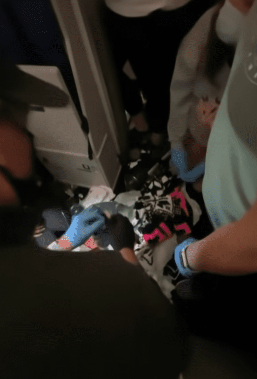 Krankenschwestern und Ärzte an Bord eines Flugzeugs eilen einer Frau und ihrem neugeborenen Baby zu Hilfe. | Quelle: Youtube.com/TheEllenShow