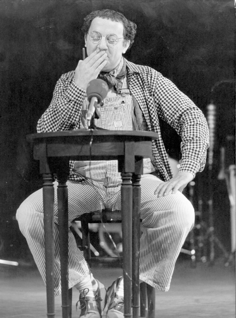 2 décembre 1980 : Le comédien français Coluche se produit à Paris. | Photo : Keystone/Getty Images