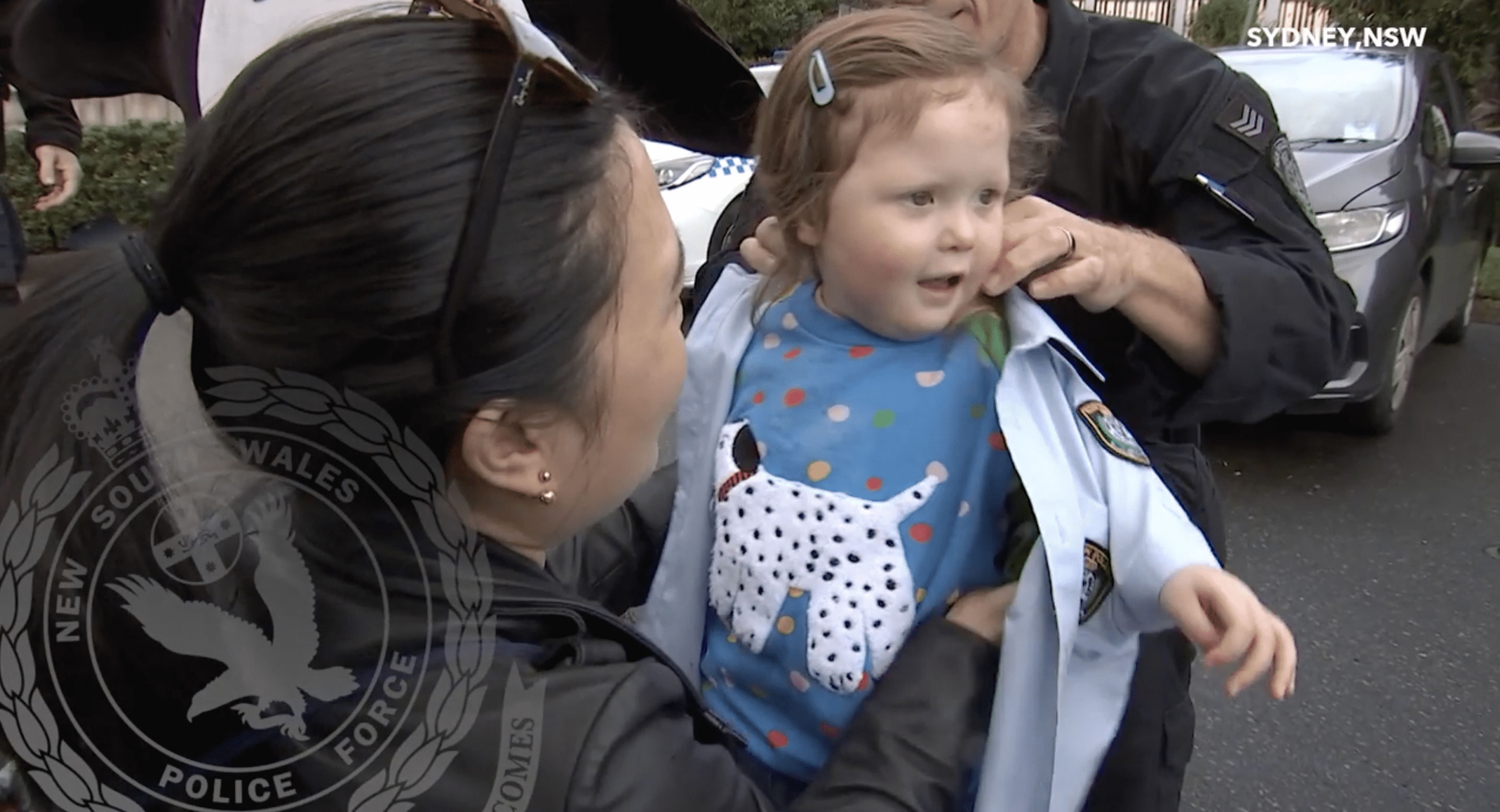 A police officer is seen dressing Zoe as a mini cop. | Source: facebook.com/nswpoliceforce