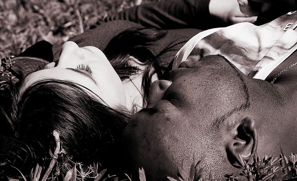 An interracial couple. | Photo: Pixabay