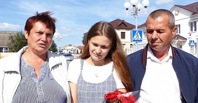 Yulia después de reunirse con su madre y el padre que la perdió cuando se quedó dormido en un viaje en tres desde Minsk a Asipovich. | Foto: Youtube/МВД Республики Беларусь Yulia después de reunirse con su madre y el padre que la perdió cuando se quedó dormido en un viaje en tres desde Minsk a Asipovich. | Foto: Youtube/МВД Республики Беларусь