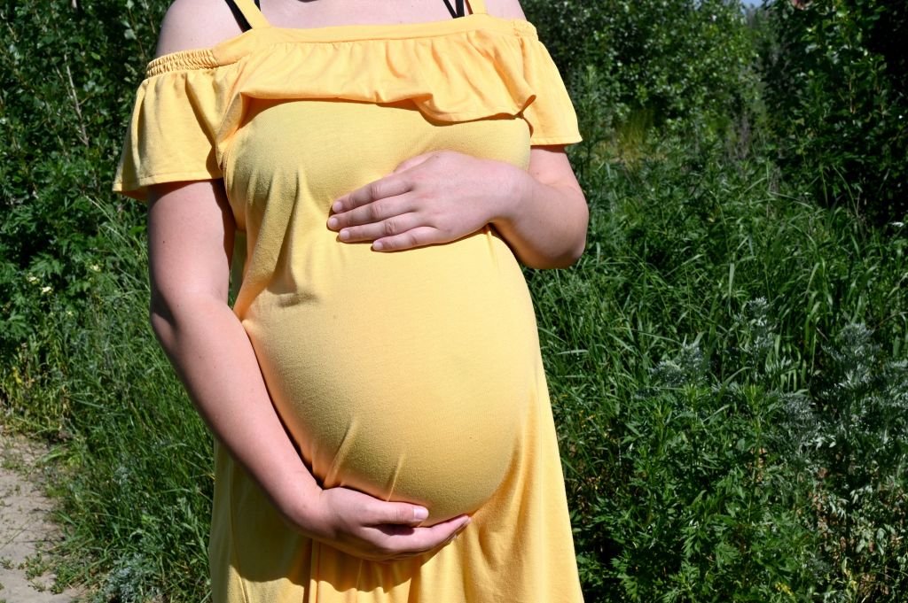 Une femme enceinte de jumeaux. | Photo : Getty Images