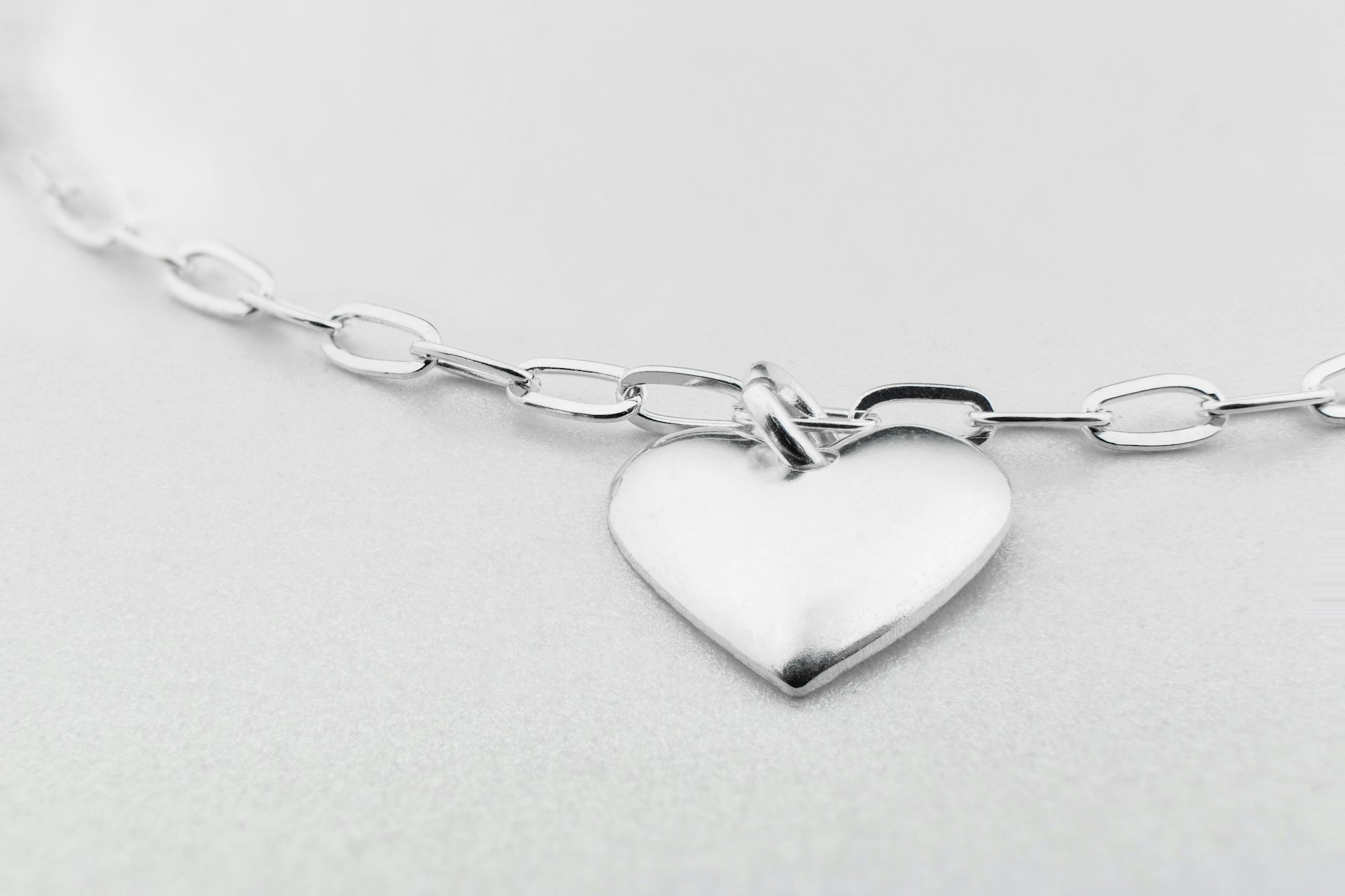 A silver charm bracelet | Source: Unsplash