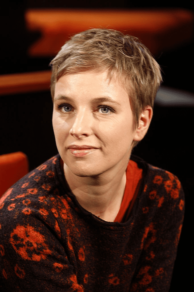 Clémentine Autin sur le plateau de l'émission "Au Champ de la Nuit". | Photo : Getty Images Clémentine Autin sur le plateau de l'émission "Au Champ de la Nuit". | Photo : Getty Images