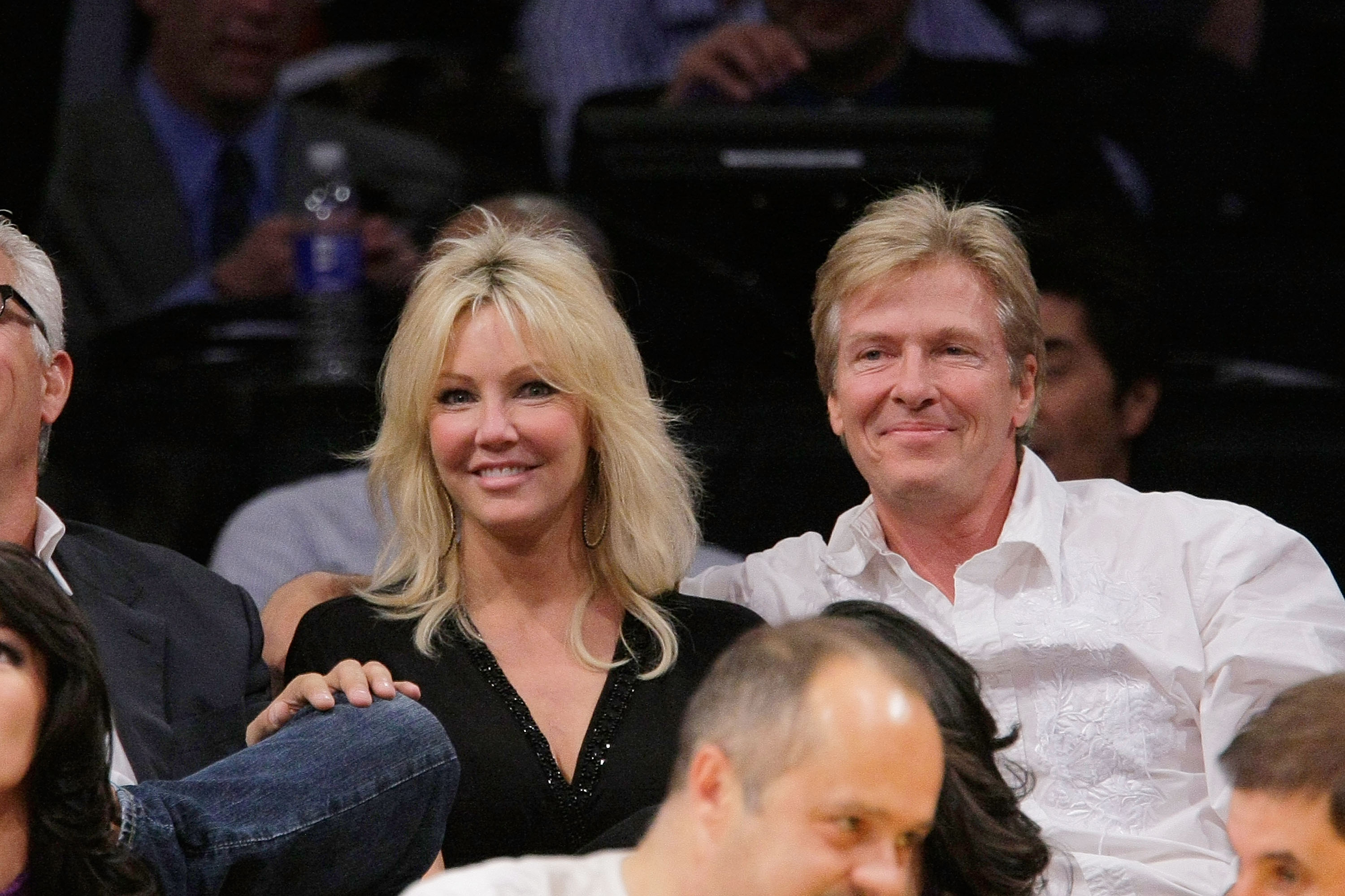 Heather Locklear and the actor attend the Los Angeles Lakers vs Los Angeles Clippers game on October 27, 2009, in Los Angeles, California. | Source: Getty Images