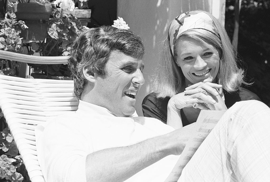 Der Komponist Burt Bacharach und seine Frau, die Schauspielerin Angie Dickinson, besprechen einige von Burts neuen Songs auf der Terrasse ihres Hauses.  Los Angeles, Kalifornien, 1960. | Quelle: Getty Images