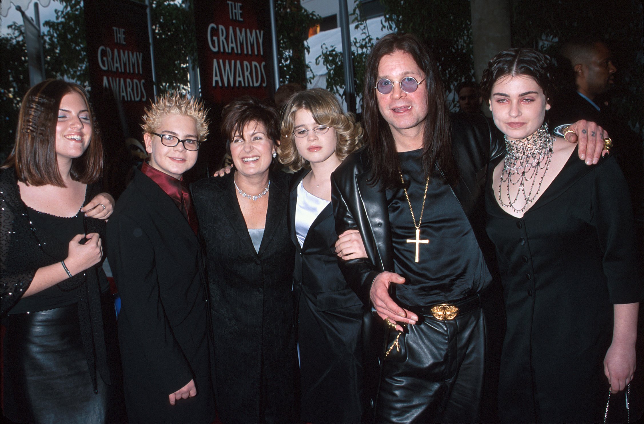 Jack, Sharon, Kelly, Ozzy, and Aimee Osbourne with guest (far left) attend the 42nd Grammy Awards on 23 February 2000. | Source: Getty Images