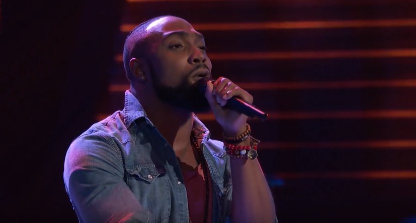 Denton Arnell sings "Hold On, We're Going Home" by Drake on The Voice. | Source: YouTube/TheVoice