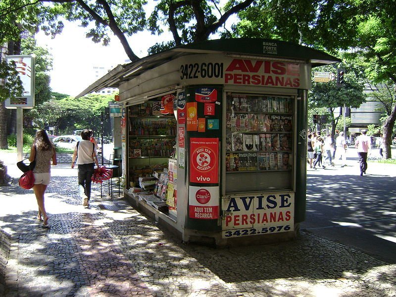 Kiosko de periódicos y revistas en una acera. | Foto: Wikipedia