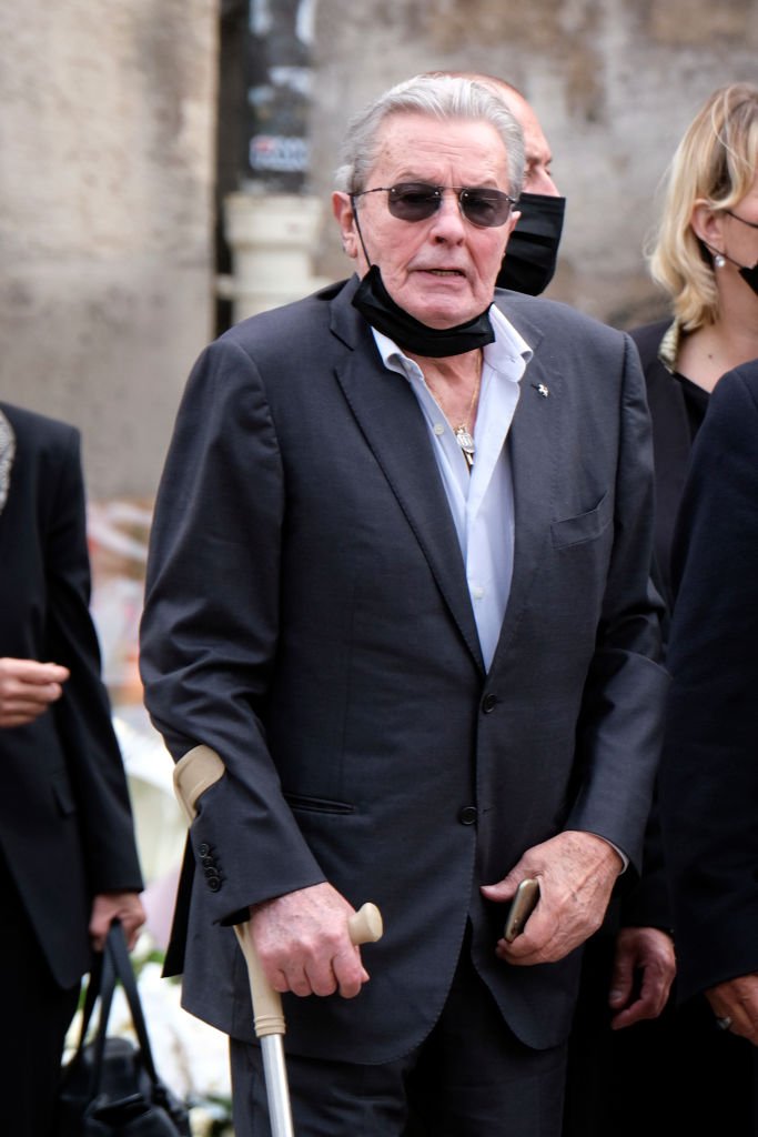 L'acteur français Alain Delon arrive à la cérémonie d'obsèques de l'acteur français Jean-Paul Belmondo, décédé, à l'église Saint-Germain-des-Pres à Paris, le 10 septembre 2021. | Photo : Getty Images 
