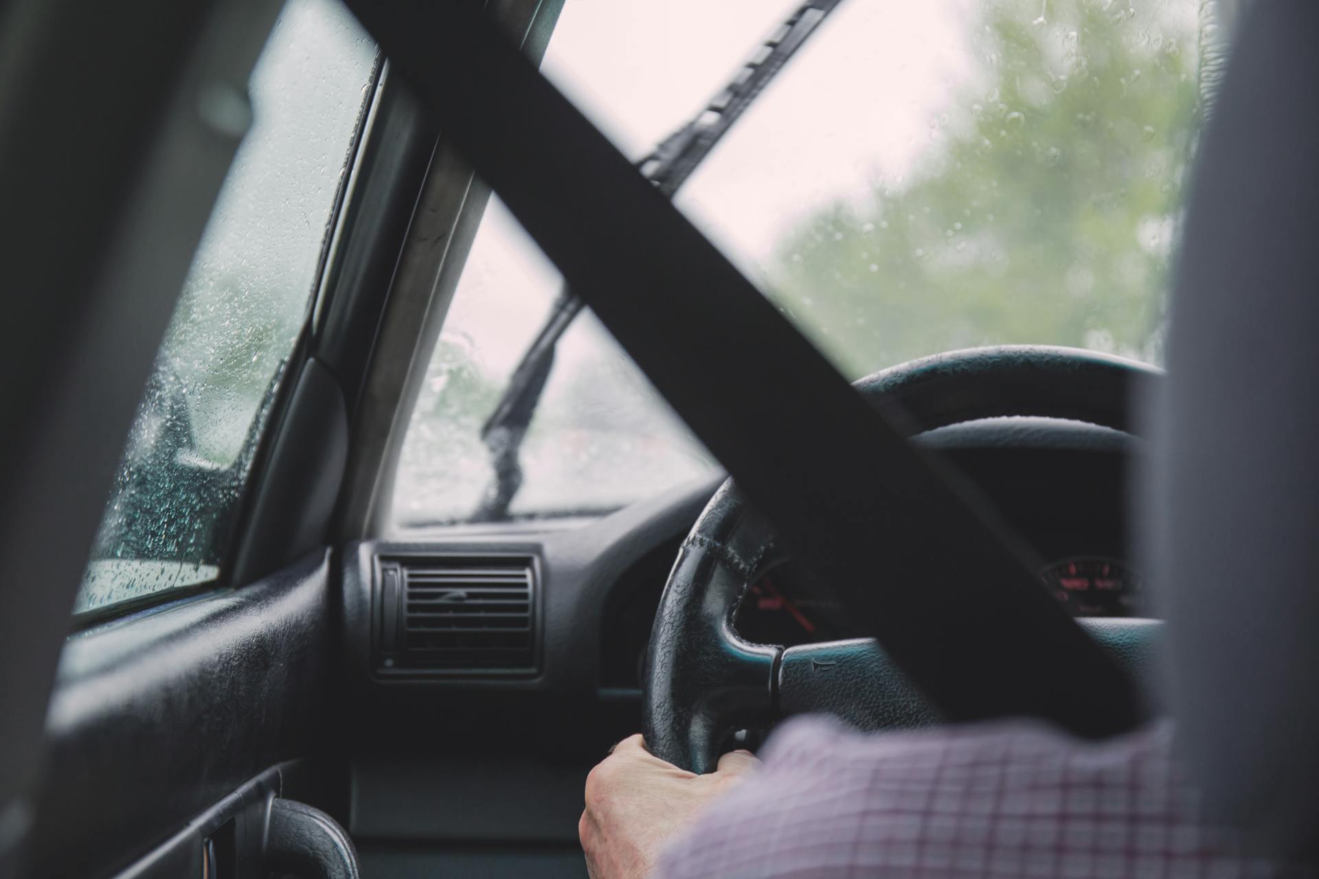 A woman driving a car | Source: Pexels