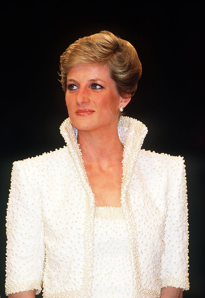 La princesa de Gales, con un vestido de Catherine Walker con cuentas y un bolero a juego, asistió a los British Fashion Awards en el Albert Hall, Londres, octubre de 1989. I Foto: Getty Images. La princesa de Gales, con un vestido de Catherine Walker con cuentas y un bolero a juego, asistió a los British Fashion Awards en el Albert Hall, Londres, octubre de 1989. I Foto: Getty Images.