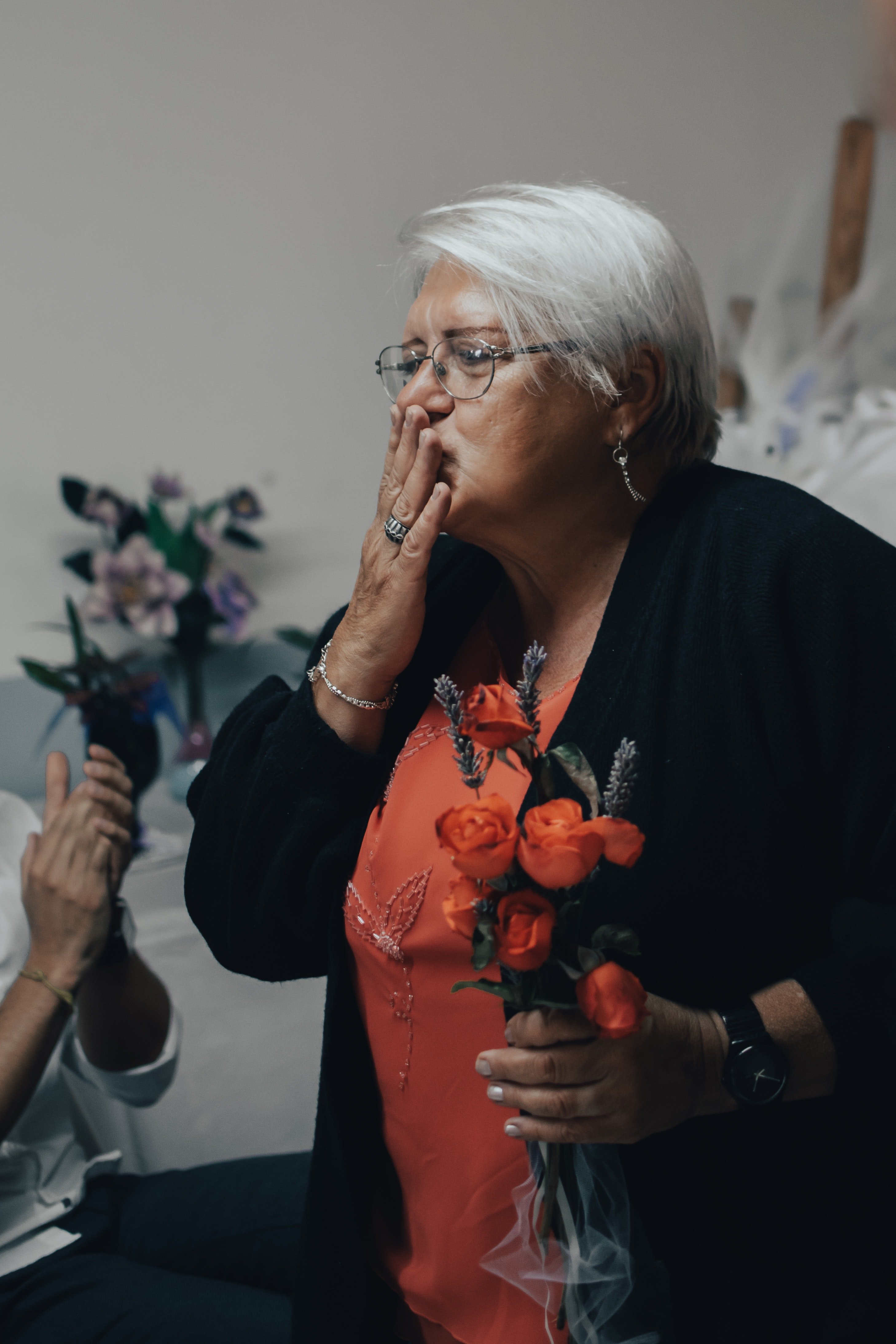 Mujer mayor con flores en las manos. | Foto: Pexels