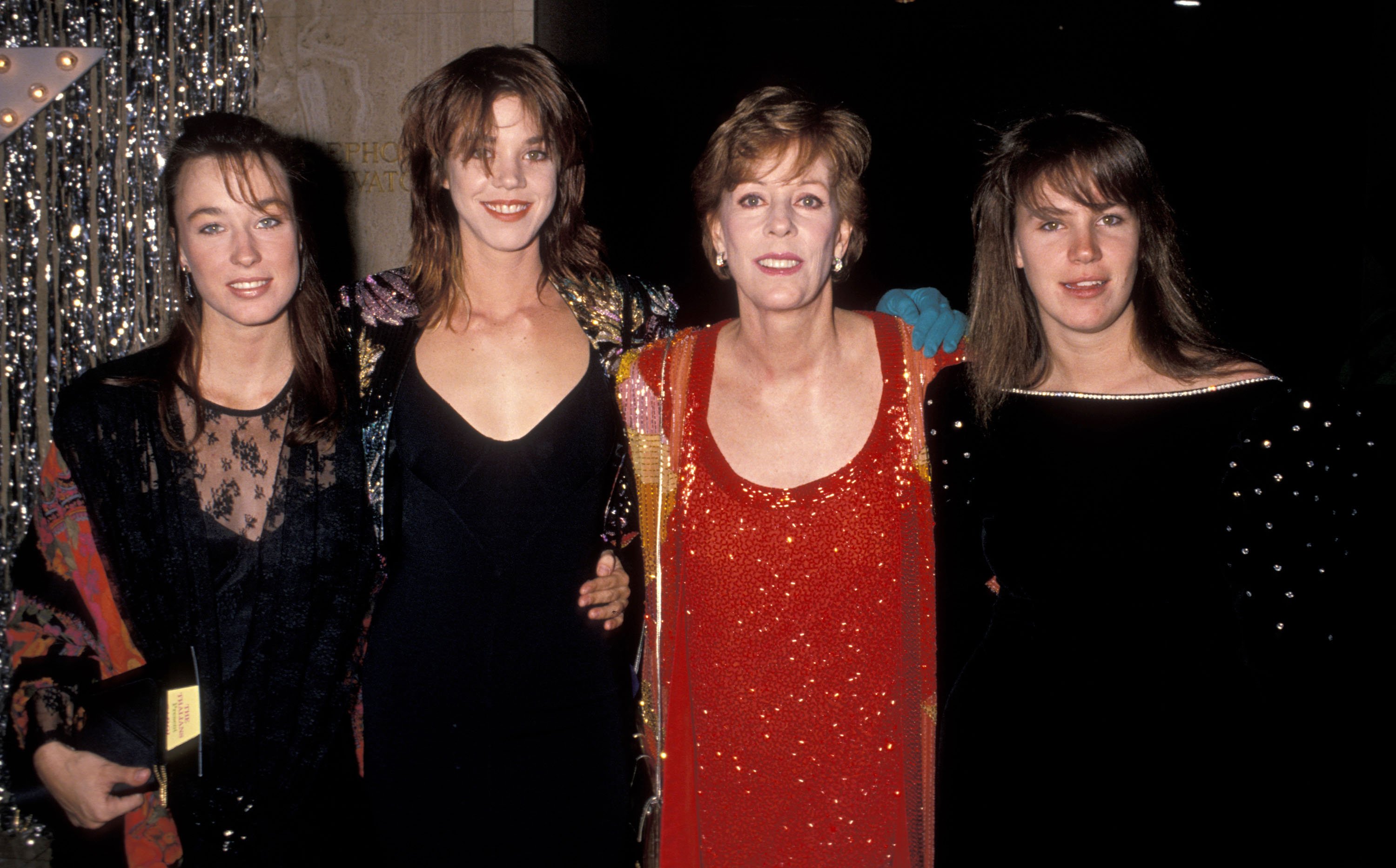 Carol Burnett and daughters during 34th Annual Thalians Ball, in October 1989, in Century City, California, United States. | Source: Getty Images.