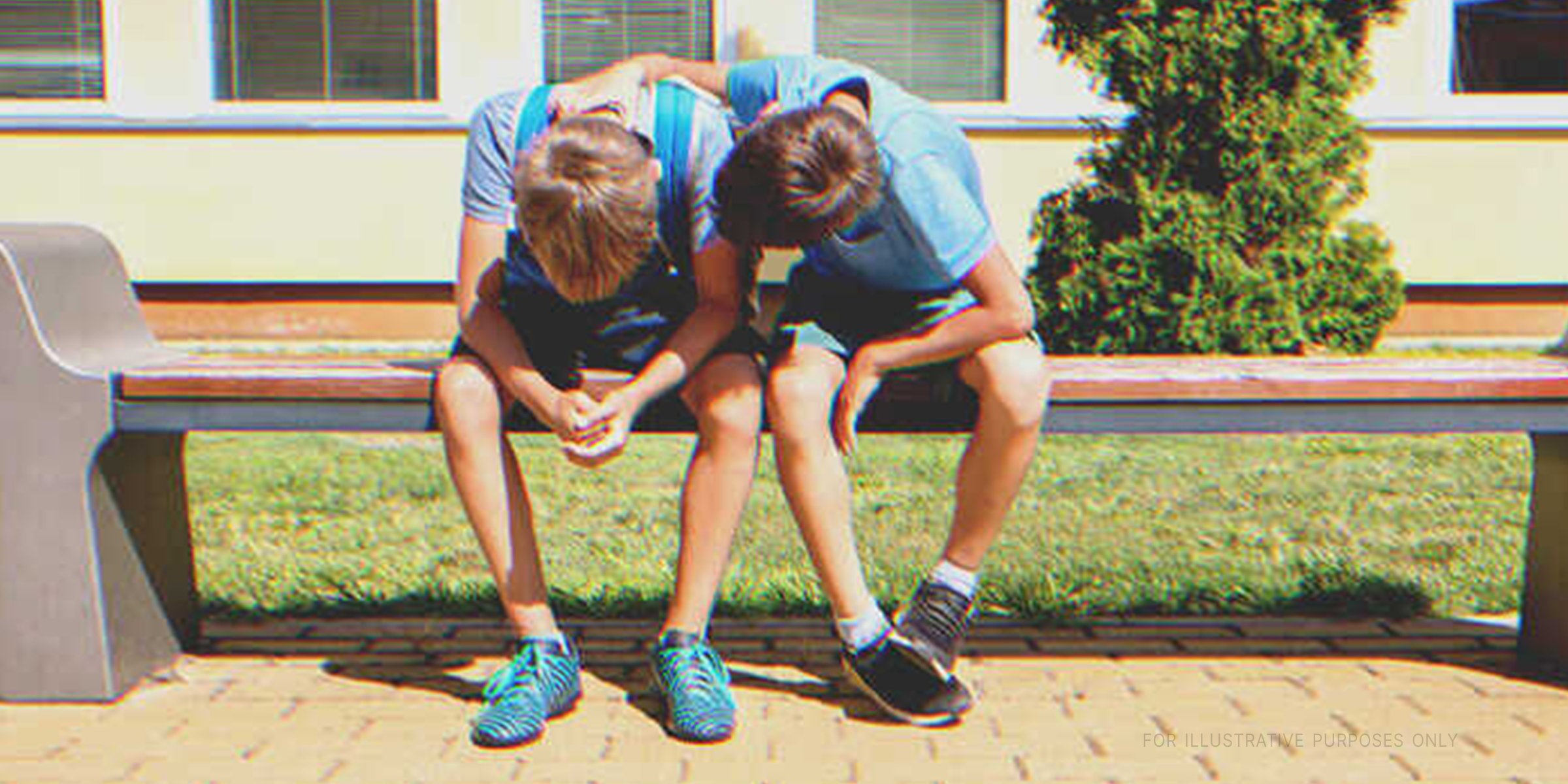 Two teens on a bench. | Source: Shutterstock