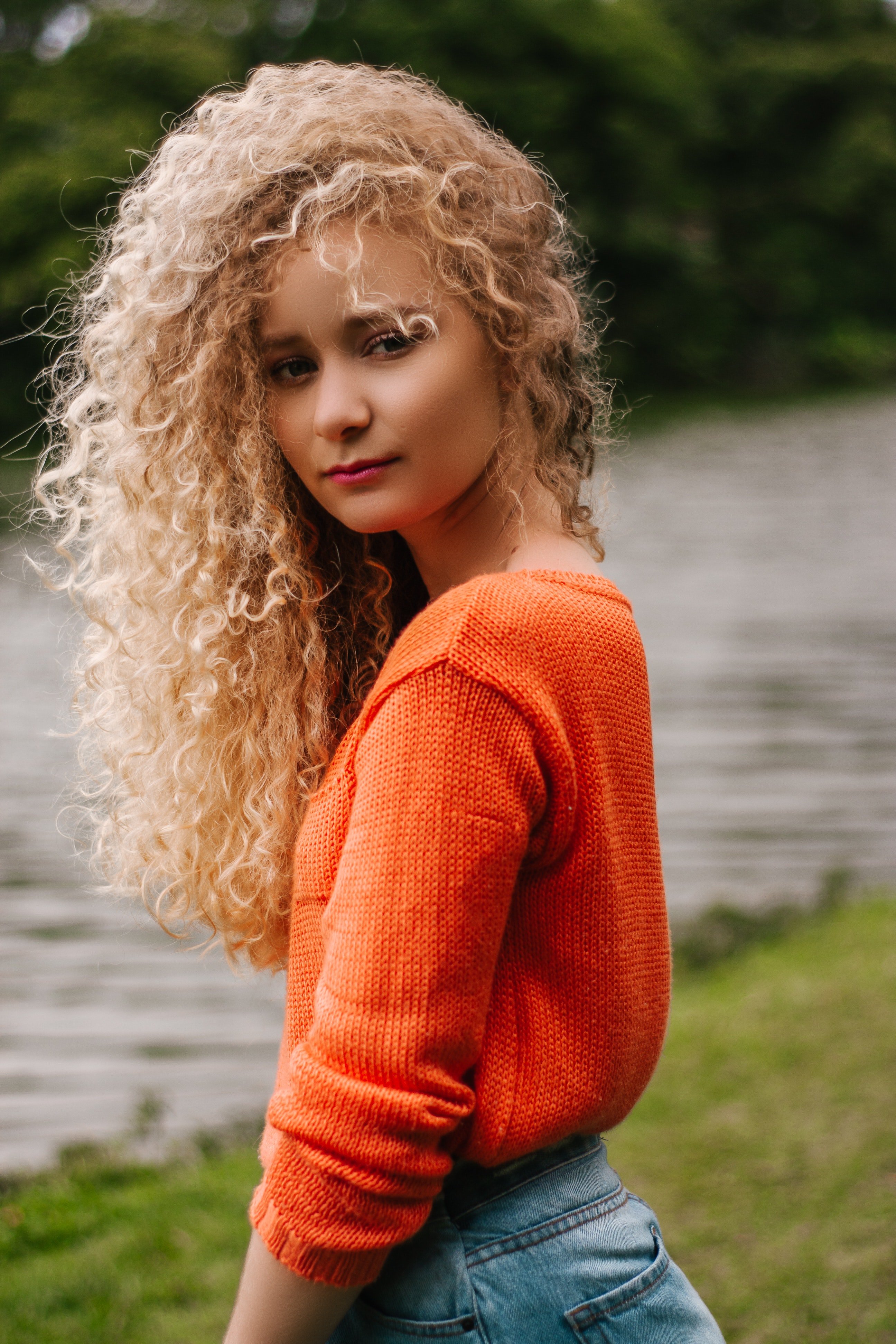 Une jeune femme aux magnifiques cheveux bouclés. l Source : Pexels