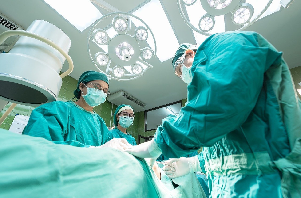 Doctores operando en quirófano. | Foto: Pixabay