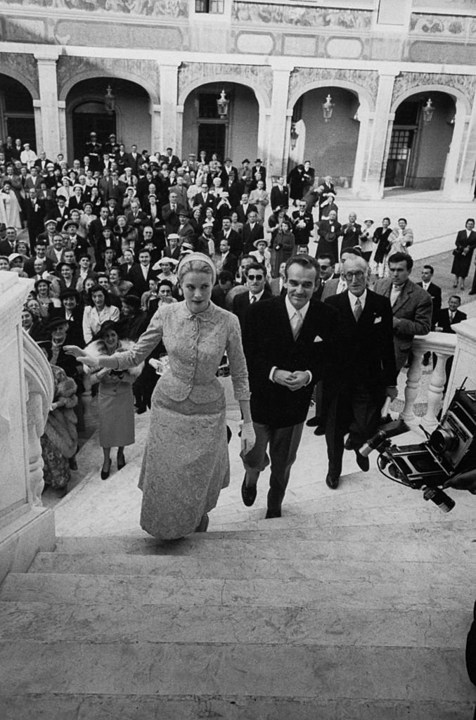 Grace Kelly et le Prince Rainier montant une volée de marches avant leur mariage. l Source : Getty Images