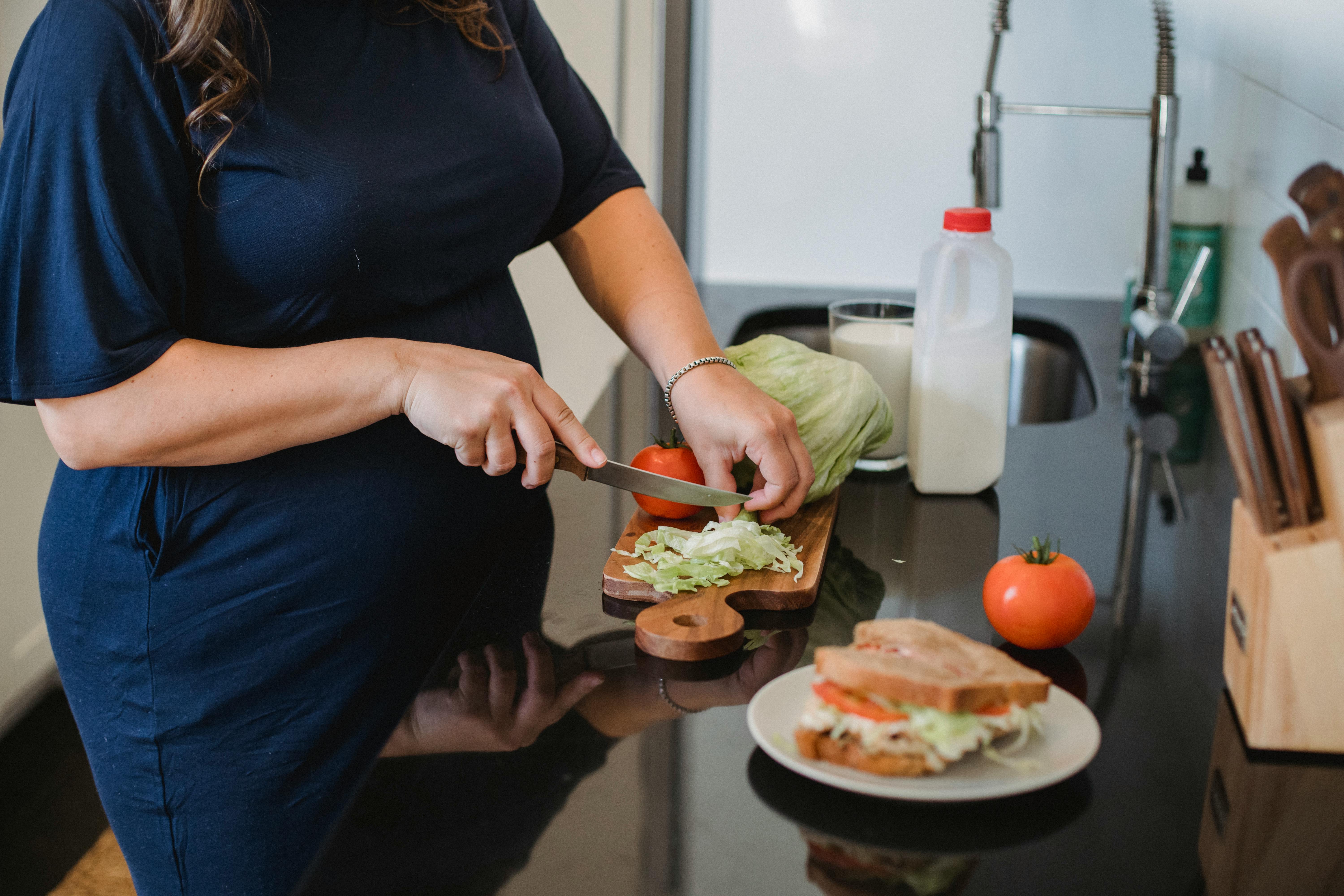 A pregnant woman cooking | Source: Pexels