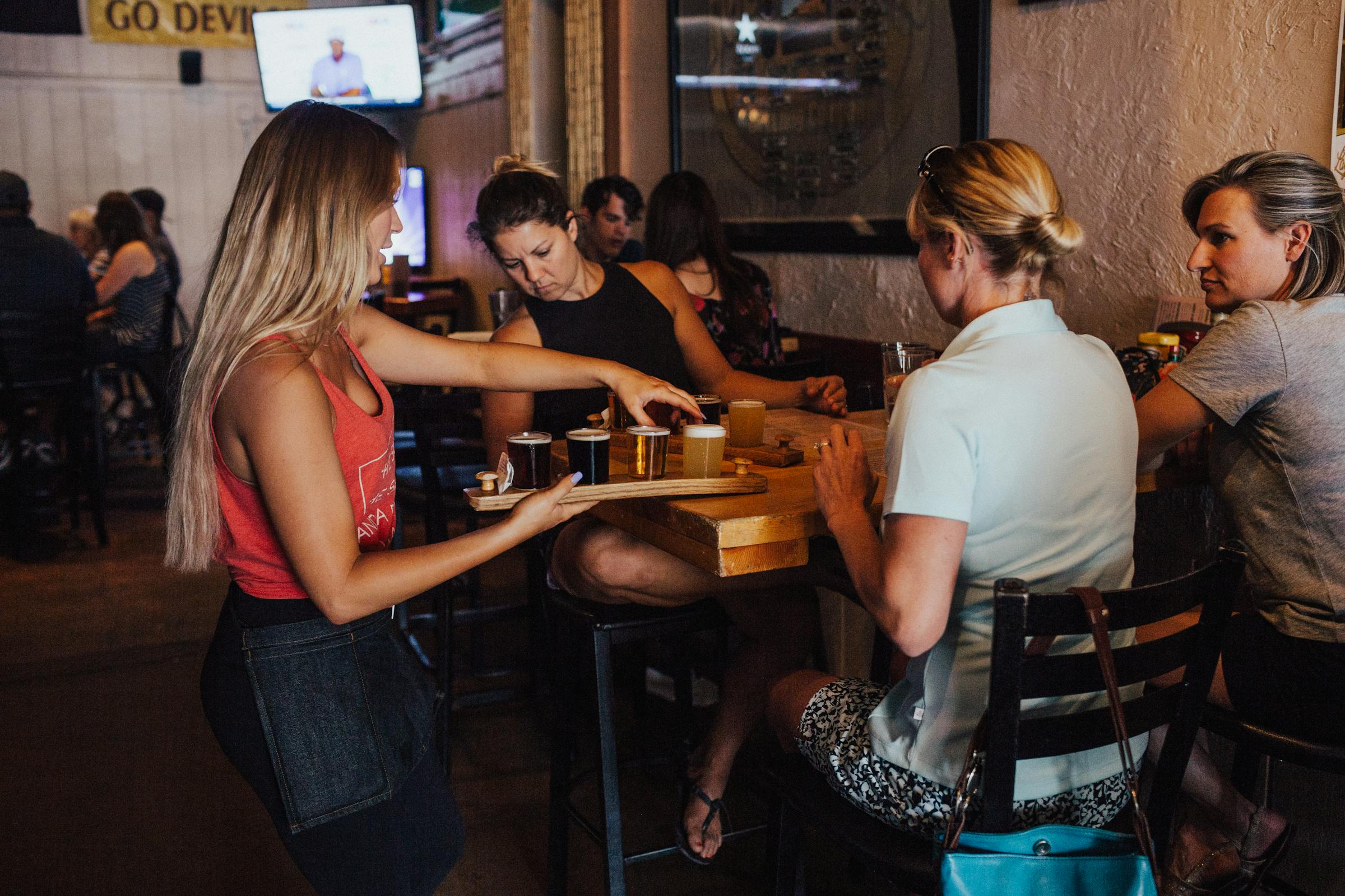 A waitress serving drinks at a restaurant | Source: Pexels