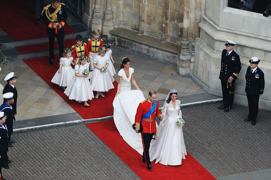 Prince William and Kate Middleton are followed by their train at Westminster Abbey on April 29, 2011 | Photo: Getty Images
