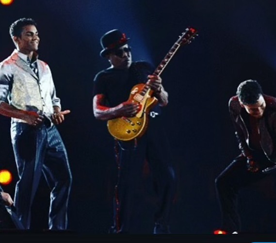 Tito Jackson performing on stage with his sons, posted on September 15, 2024 | Source: Instagram/3tworld