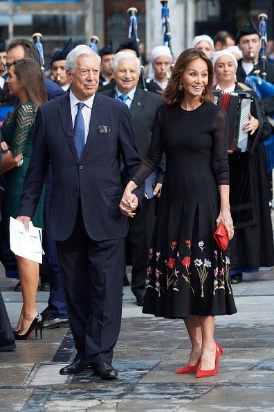 Mario Vargas Llosa e Isabel Preysler llegan a la Ceremonia de entrega de los Premios Princesa de Asturias 2018 en el Campoamor Teather el 19 de octubre de 2018 en Oviedo, España. | Foto: Getty Images