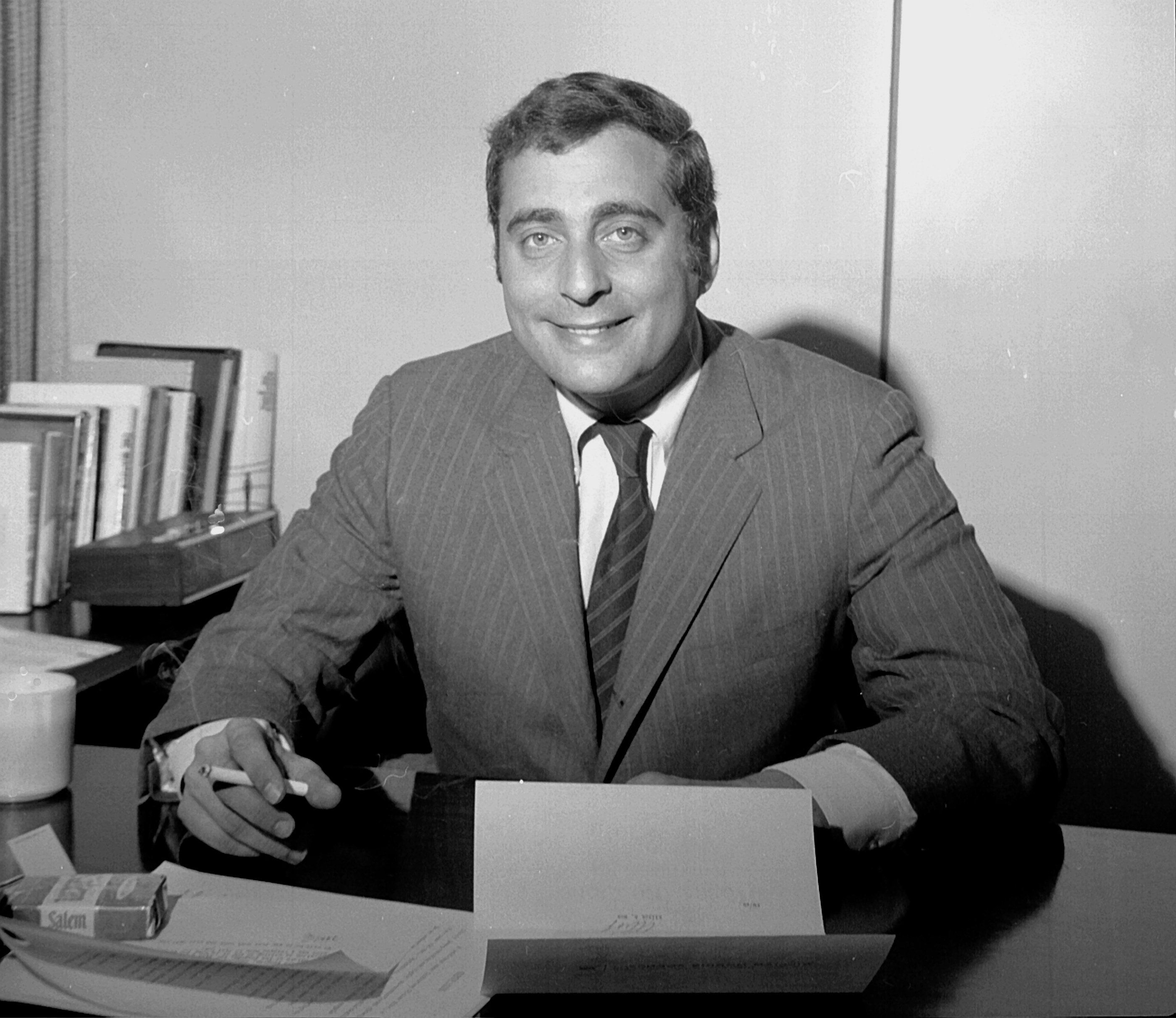 Fred Silverman sits at his desk as Vice President of CBS Television Programming in New York on February 3, 1970 | Photo: Getty Images