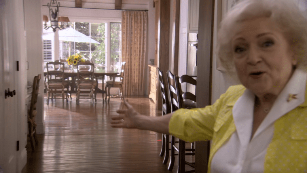 Betty White da un recorrido por su mansión y muestra sus recuerdos y legados. | Foto: Youtube/kinetictv